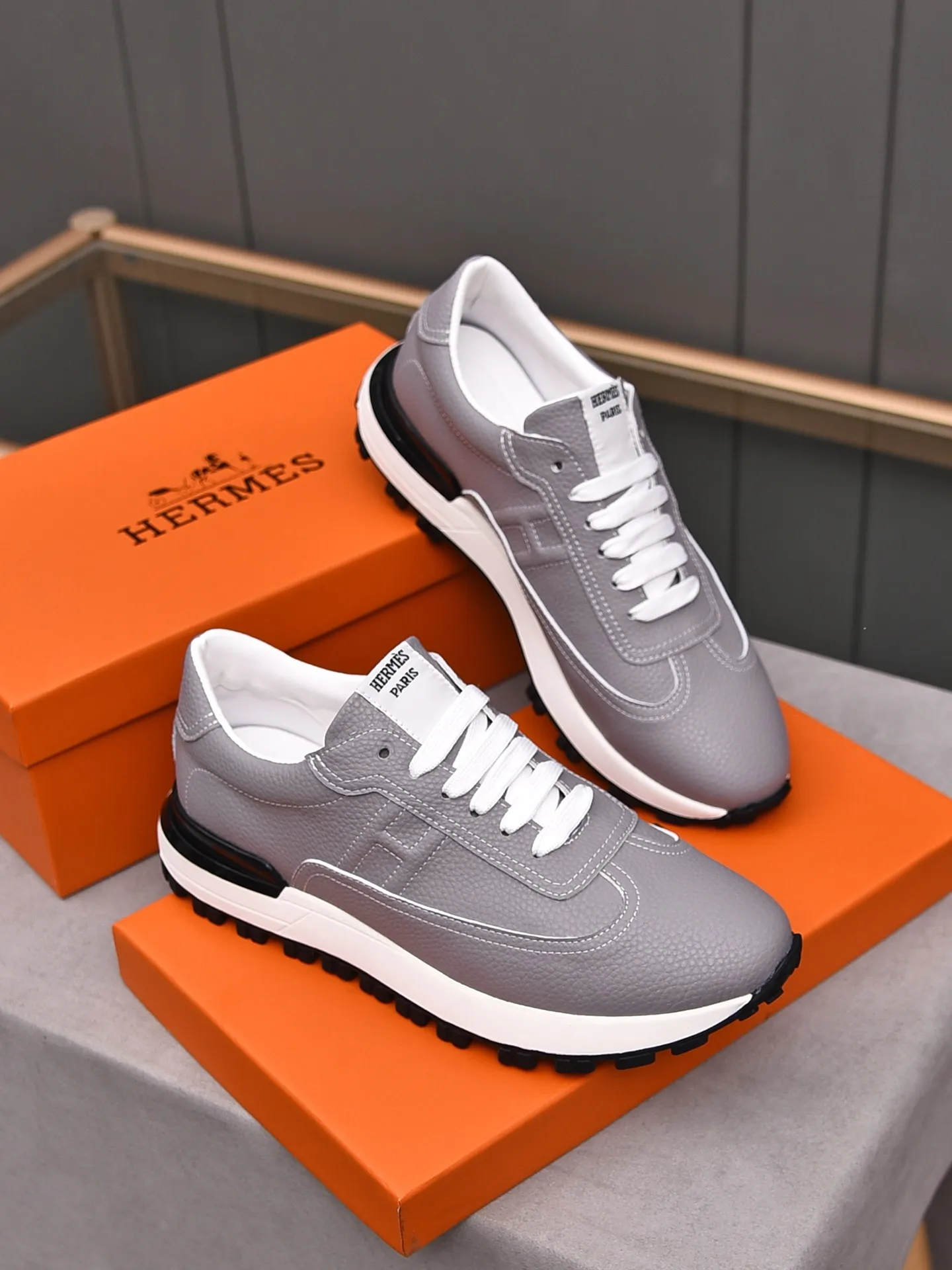📛📛📛PPP440 (Hermes)🆕Men's color-blocked sneakers with textured calfskin details. Spliced ​​with original cowhide, this shoe draws inspiration from the equestrian world, integrating technical details and practical functions. Breathable sheep lining, original combination outsole, high-end quality, and every detail is perfectly combined! Size: 38-44 (45 can be customized)
